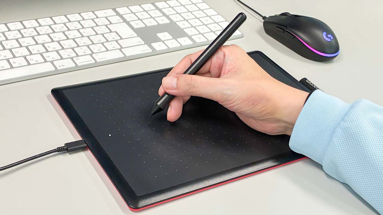 印刷会社 菱源のプリプレス課、DTPオペレーターによる色調補正の様子