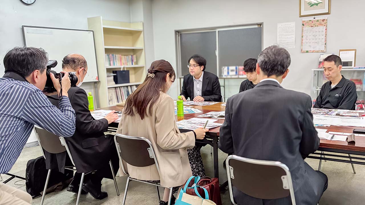 真剣な眼差しで取材に応える工場長と製造部課長2名（菱源 校正室）